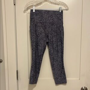 Athleta Salutation Stash Pocket II Print Capri Leggings Size Small
